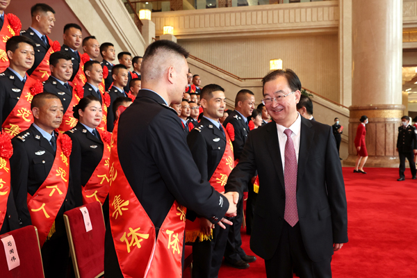 省委省政府领导会见全国公安系统英雄模范立功集体云南代表
