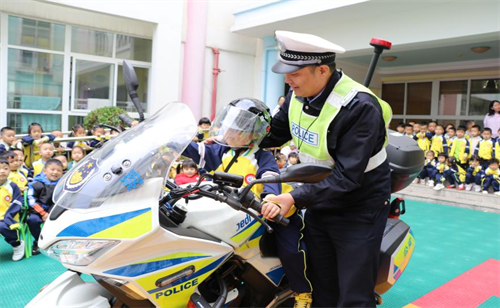 普法强基·法律进校园∣元江交警走进幼儿园带着“萌娃”学习交通知识